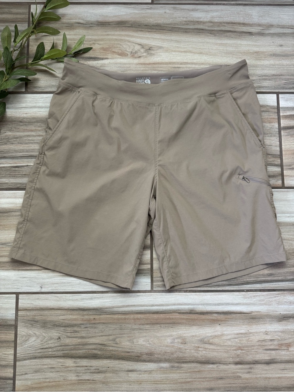 Mountain Hardwear Dynama/2 Bermuda Shorts XL Dunes Hiking Gorpcore